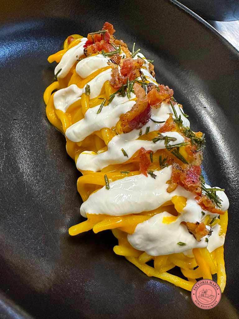 Spaghettone alla Chitarra con Crema di Zucca Arrostita al Rosmarino, Caprino Morbido e Pancetta Croccante | FATTORIA MARIA