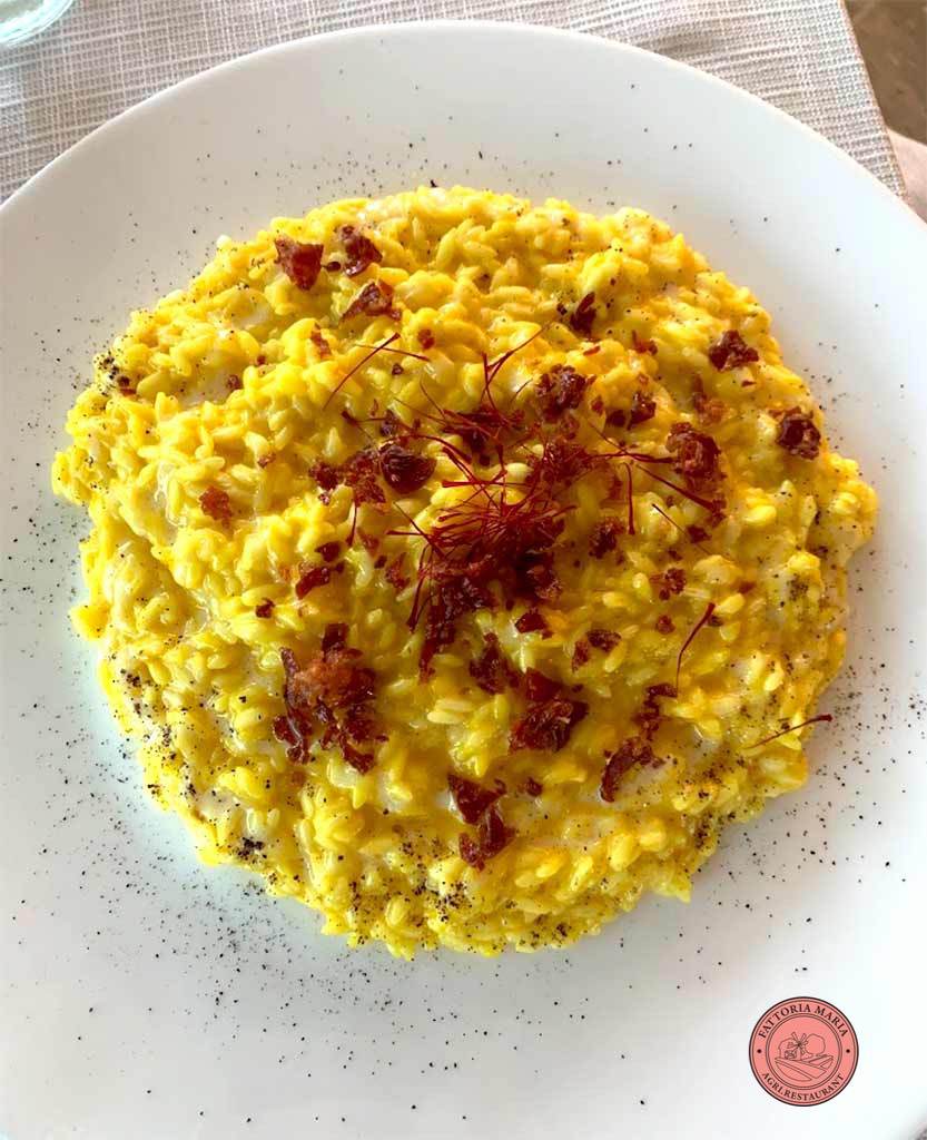 Risotto allo Zafferano con Crema di Pecorino, Polvere di Caffè e Prosciutto Crudo Croccante | FATTORIA MARIA