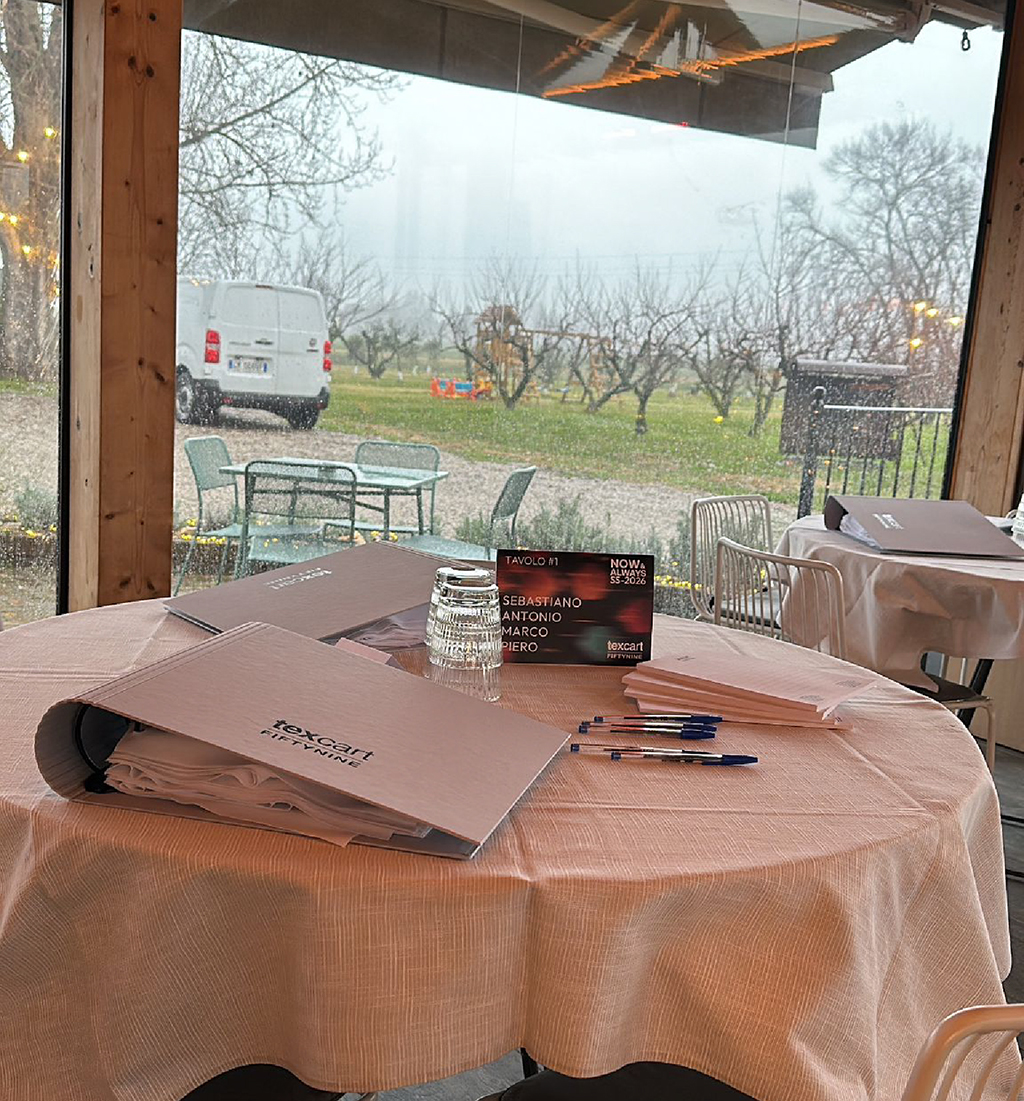 Preparazione tavolo per colazione di lavoro| FATTORIA MARIA